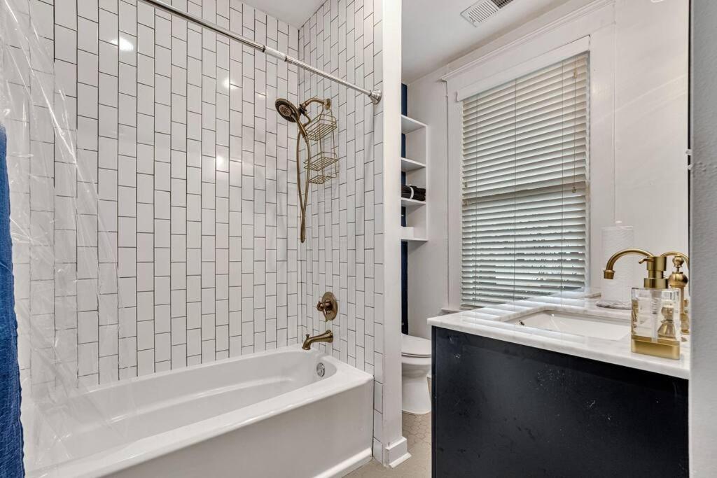 Exquisite Two-Story Home Located In Midtown ممفيس المظهر الخارجي الصورة