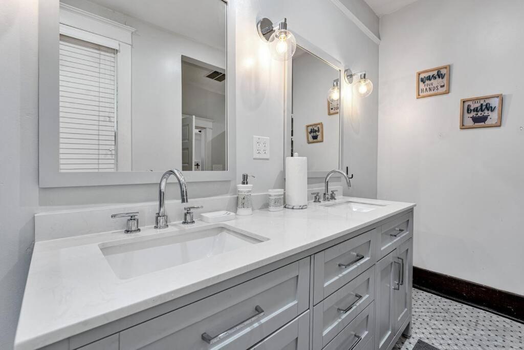 Exquisite Two-Story Home Located In Midtown ممفيس المظهر الخارجي الصورة
