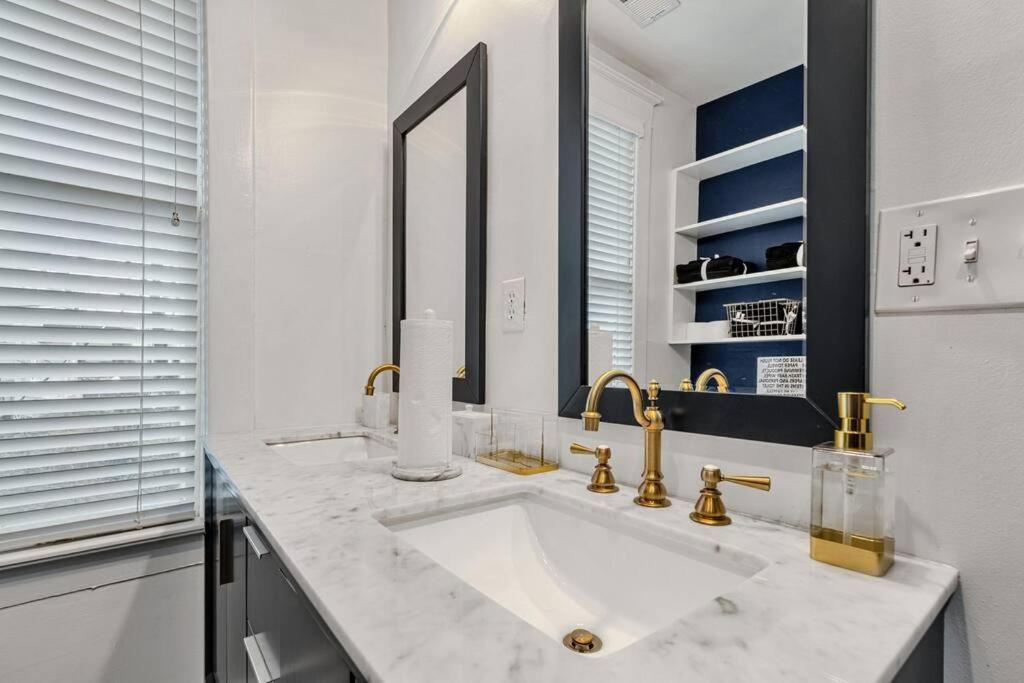 Exquisite Two-Story Home Located In Midtown ممفيس المظهر الخارجي الصورة