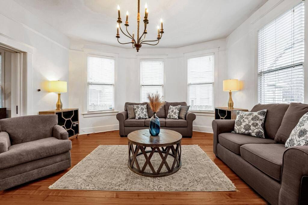 Exquisite Two-Story Home Located In Midtown ممفيس المظهر الخارجي الصورة